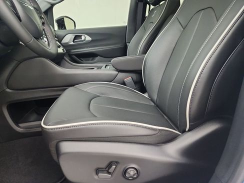 New 2026 Chrysler Pacifica Limited w/ S Appearance Package image 19