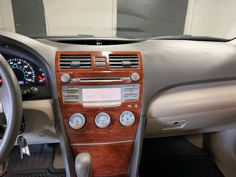 Used 2009 Toyota Camry LE FWD image 18
