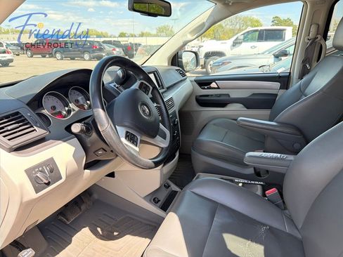 Used 2014 Volkswagen Routan SE FWD image 6