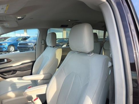 Used 2017 Chrysler Pacifica Touring image 12