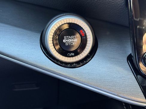 Used 2025 Jeep Wagoneer 4WD image 15