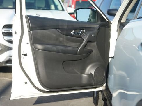 Used 2018 Nissan Rogue SV w/ Premium Package FWD image 30