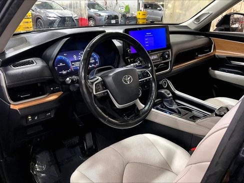 Used 2024 Toyota Grand Highlander Platinum image 17