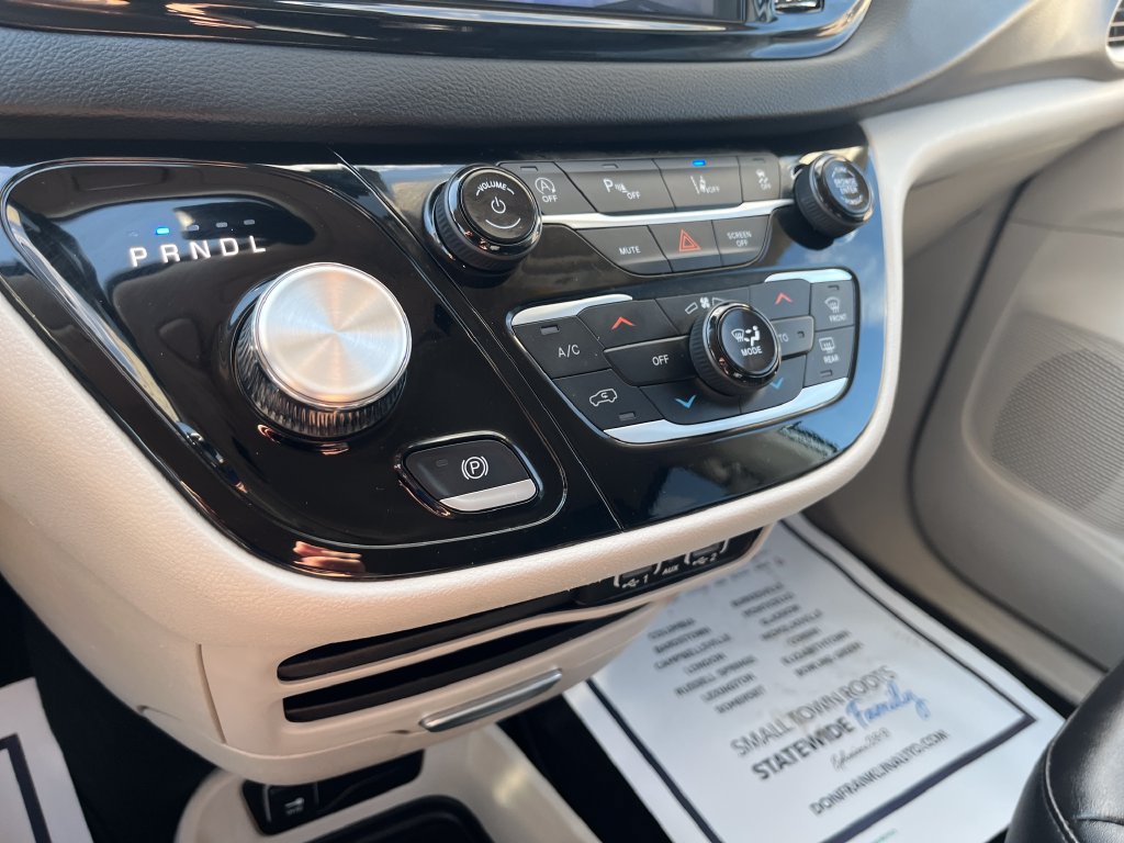 Used 2024 Chrysler Pacifica Touring-L FWD image 19