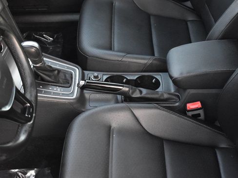 Used 2017 Volkswagen Golf S image 25