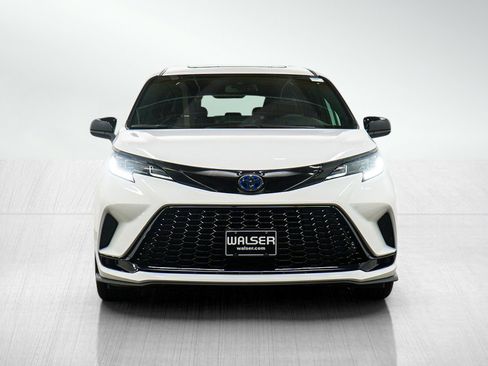 Used 2025 Toyota Sienna XSE AWD/4WD image 8