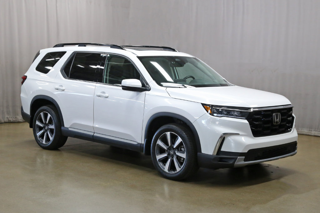 Certified 2025 Honda Pilot Touring image 1