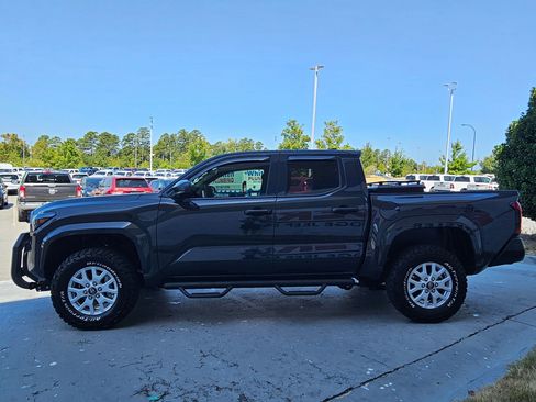 Used 2025 Toyota Tacoma SR AWD/4WD image 4