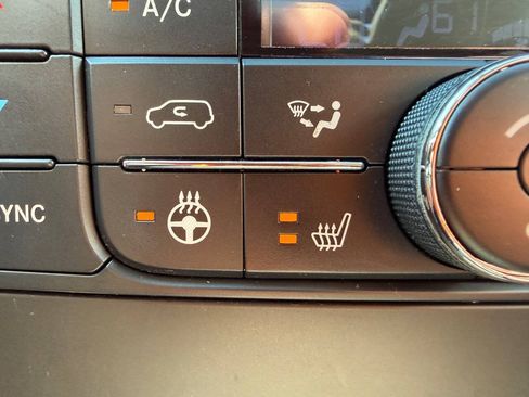 Used 2015 Chrysler Town & Country Touring-L w/ Driver Convenience Group FWD image 16