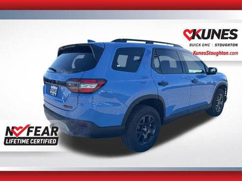 Used 2025 Honda Pilot TrailSport image 11