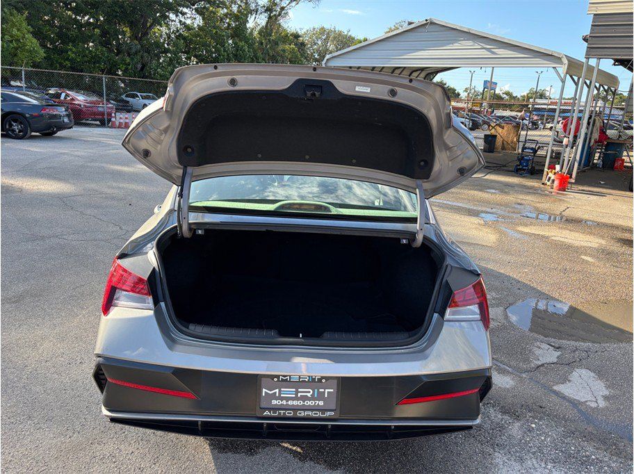 Used 2025 Hyundai Elantra SEL FWD image 42