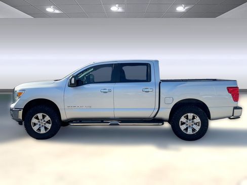 Used 2018 Nissan Titan SV w/ SV Convenience Package image 2