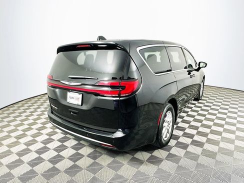 Certified 2025 Chrysler Pacifica Select image 11
