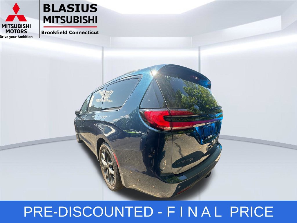 Used 2023 Chrysler Pacifica Limited w/ S Appearance Package FWD image 12
