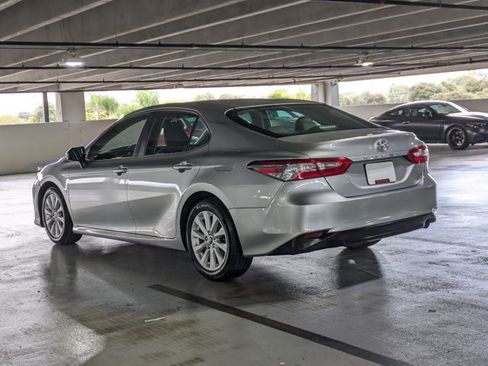 Used 2018 Toyota Camry LE FWD image 8