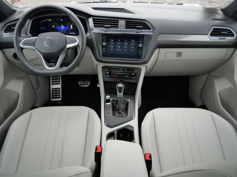 Certified 2023 Volkswagen Tiguan SE R-Line image 10