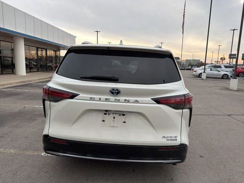Used 2021 Toyota Sienna Platinum image 3