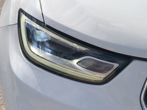 Used 2025 Chrysler Pacifica Select image 10