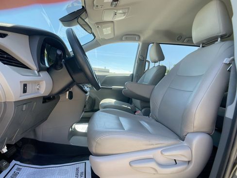 Used 2020 Toyota Sienna L FWD image 12
