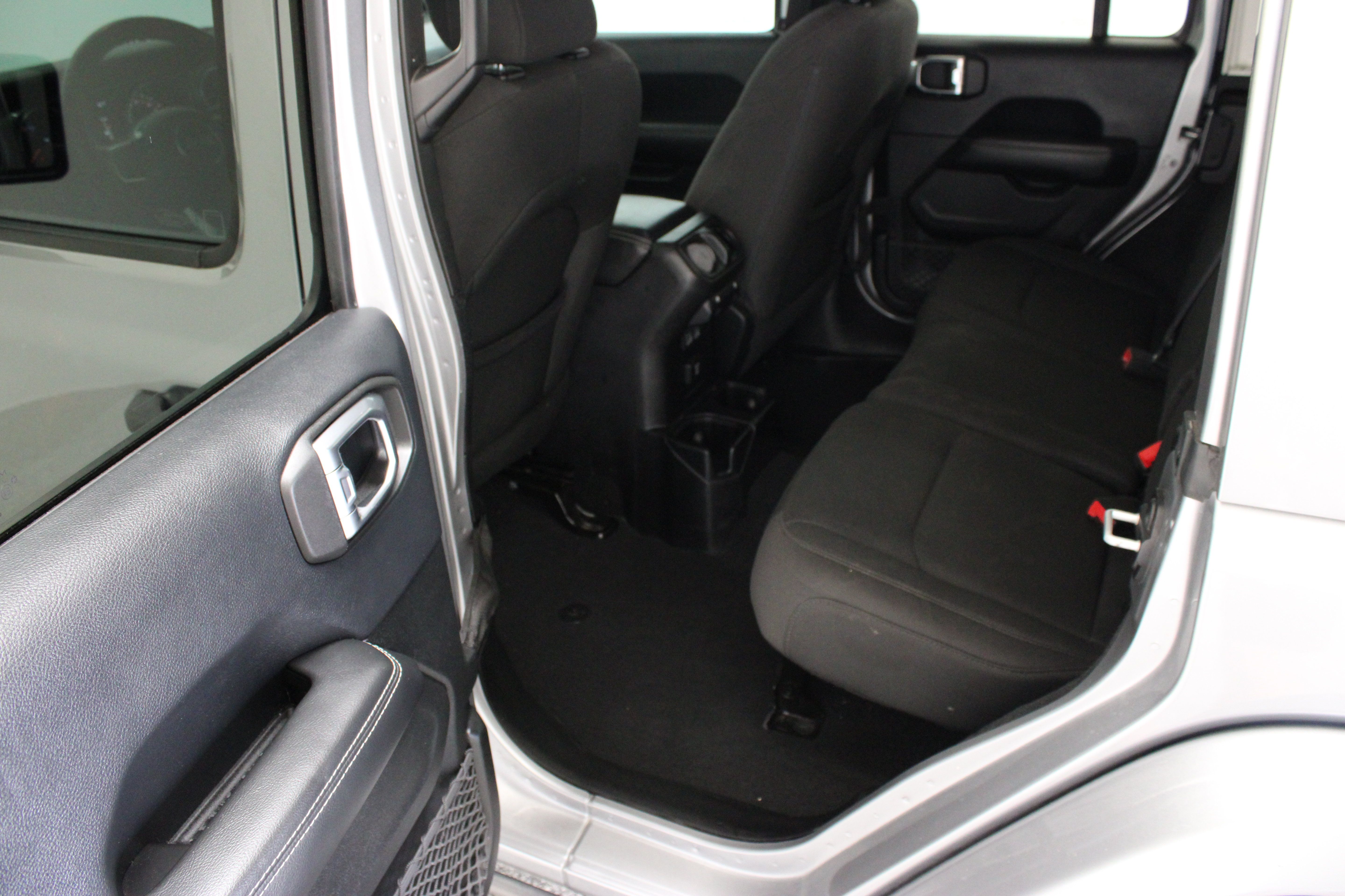 Used 2018 Jeep Wrangler Unlimited Sahara AWD/4WD image 28