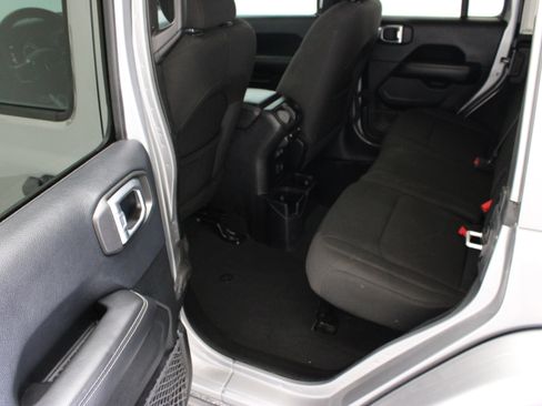 Used 2018 Jeep Wrangler Unlimited Sahara AWD/4WD image 28