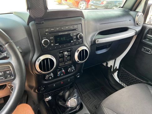 Used 2018 Jeep Wrangler Unlimited Rubicon w/ Max Tow Package AWD/4WD image 12