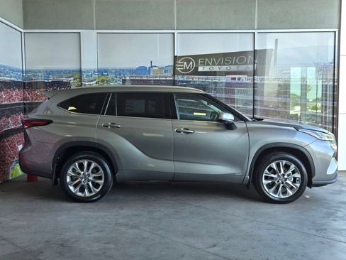 Certified 2026 Toyota Highlander Limited AWD/4WD image 4