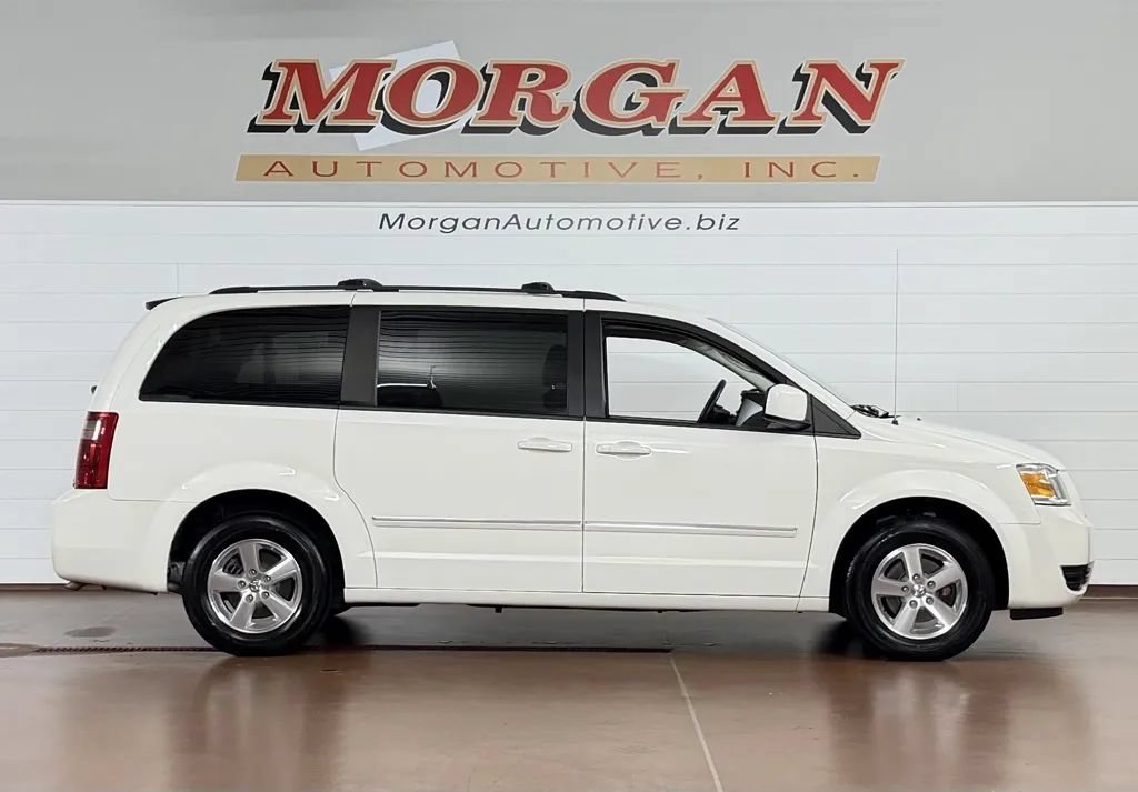 Used 2009 Dodge Grand Caravan SXT w/ Entertainment Group 2 FWD image 2