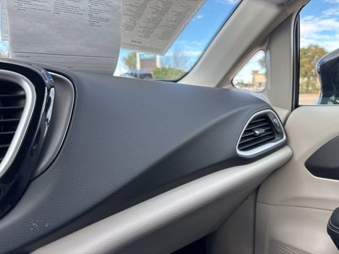 Used 2024 Chrysler Pacifica Touring-L FWD image 32