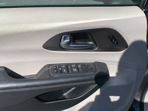 Used 2023 Chrysler Pacifica Touring-L FWD image 10