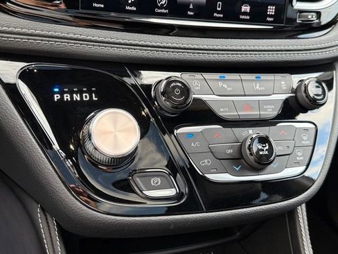 Used 2025 Chrysler Pacifica Limited image 22