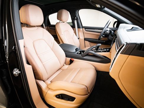 Certified 2023 Porsche Cayenne Platinum Edition AWD/4WD image 28