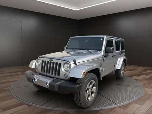 Used 2018 Jeep Wrangler Unlimited Sahara w/ Connectivity Group AWD/4WD image 4