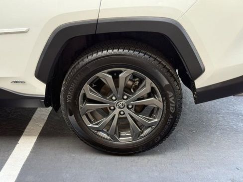 Used 2022 Toyota RAV4 XLE Premium image 5