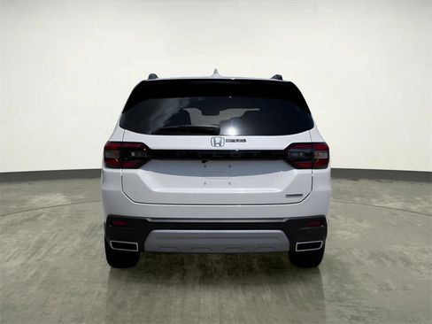 Certified 2025 Honda Pilot Touring image 4