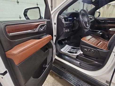 Used 2023 GMC Yukon XL Denali Ultimate w/ LPO, Floor Liner Package AWD/4WD image 10