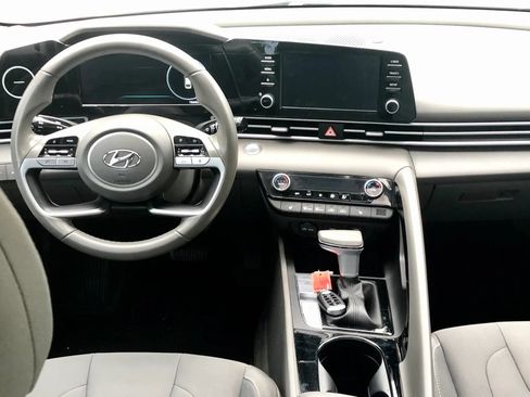 Used 2022 Hyundai Elantra SEL w/ Convenience + Premium Package FWD image 12