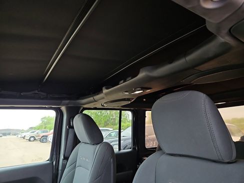 Used 2018 Jeep Wrangler Unlimited Sahara AWD/4WD image 22