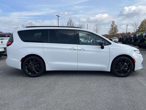 New 2026 Chrysler Pacifica Limited w/ S Appearance Package image 14