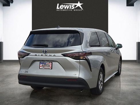 Used 2025 Toyota Sienna LE image 4