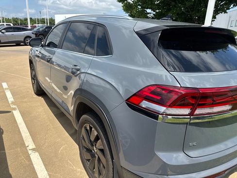 Used 2024 Volkswagen Atlas Cross Sport SE w/ Panoramic Sunroof Package FWD image 11
