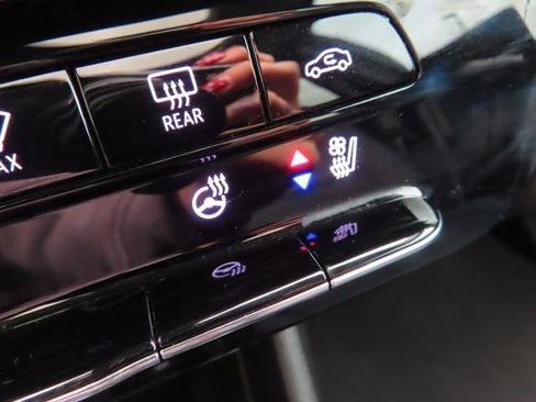 Used 2023 Chevrolet Bolt EUV Premier w/ Sun & Sound Package FWD image 37