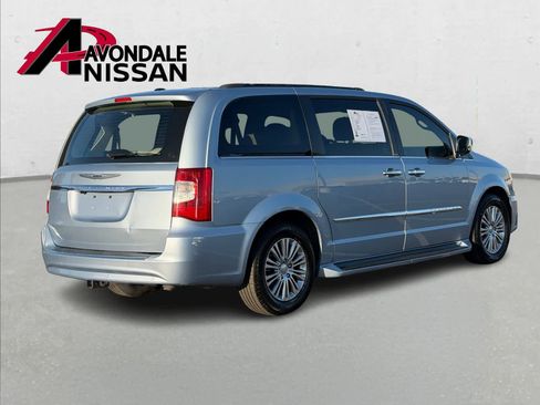 Used 2013 Chrysler Town & Country Touring-L w/ Driver Convenience Group image 7