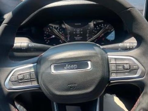 Used 2025 Jeep Compass Trailhawk AWD/4WD image 5