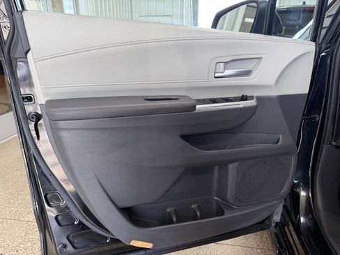 Used 2022 Toyota Sienna XLE AWD/4WD image 22