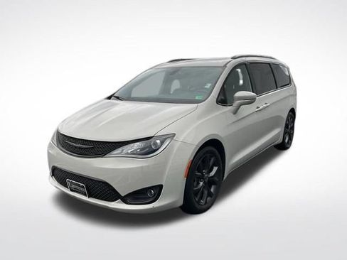Used 2019 Chrysler Pacifica Limited w/ S Appearance Package FWD image 3