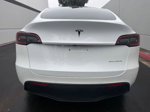 Used 2022 Tesla Model Y Long Range image 9