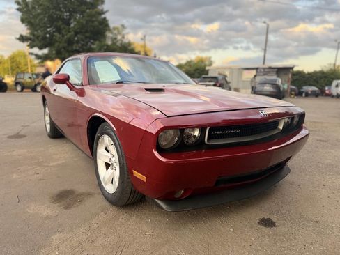 Used 2010 Dodge Challenger SE image 3