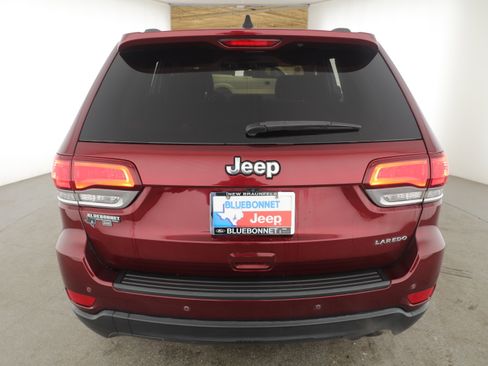 Used 2021 Jeep Grand Cherokee Laredo image 4