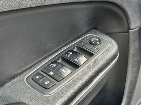 Used 2018 Chrysler 300 S image 18